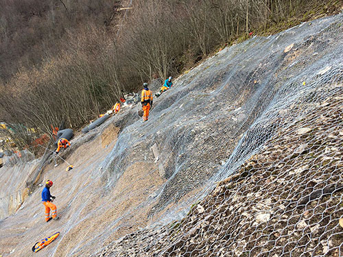 Travailleurs sur des filets de talus