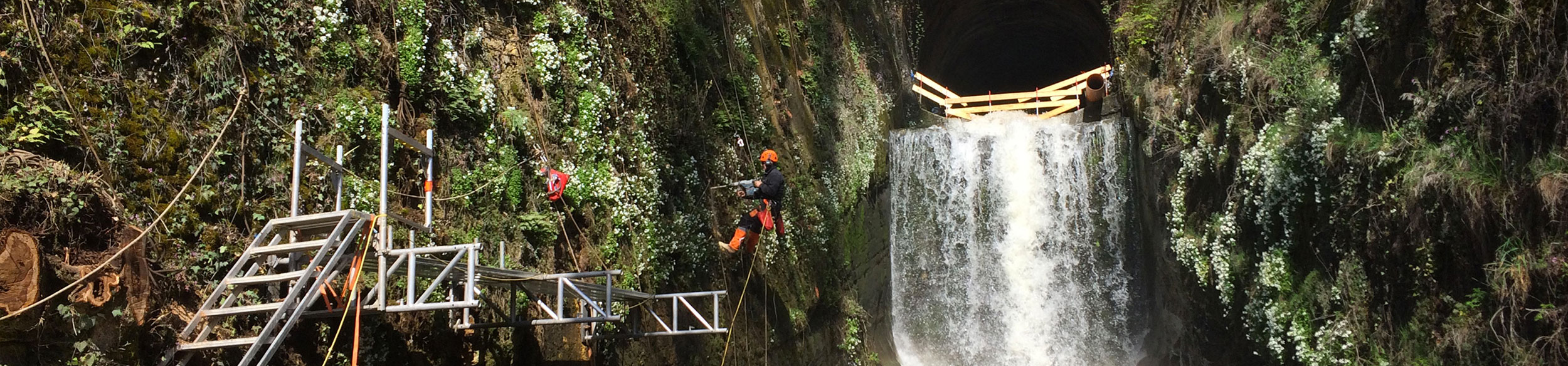 forage en falaise dans les gorges du Seyon