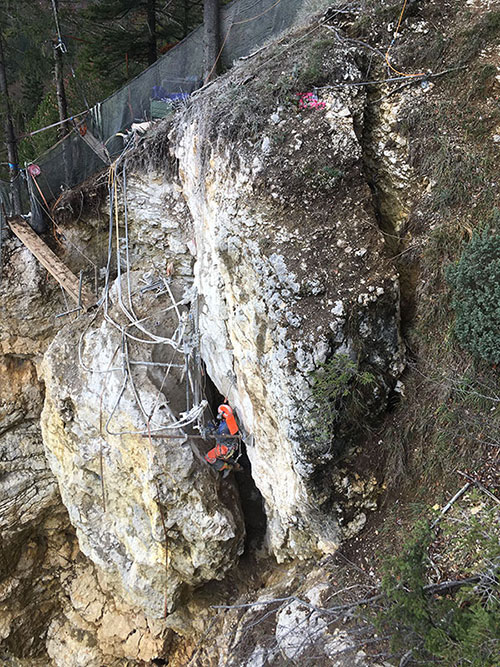 Ouvrier travaillant entre deux rochers