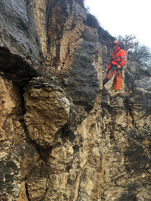 Cordiste sur une falaise fragilisée