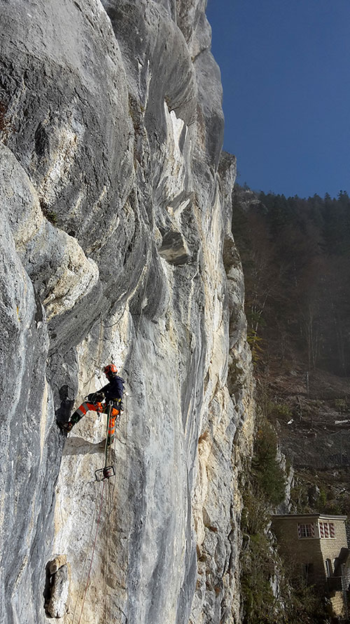 Cordiste sur une grande falaise